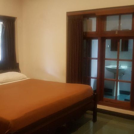 Krowi Inn Сурабая Экстерьер фото